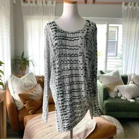 Nic & Zoe black and white patterned long sleeve top - Picture 1 of 8